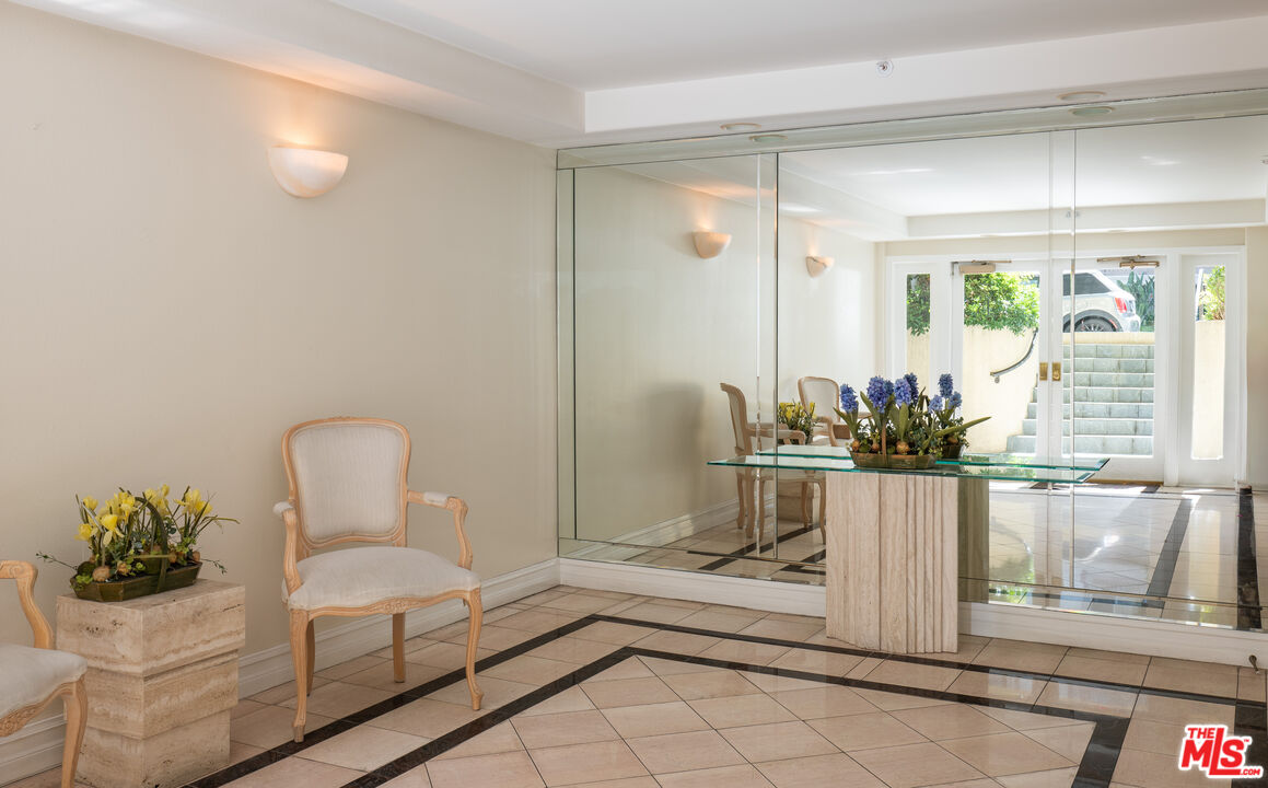 146 S Clark Dr Unit: 101