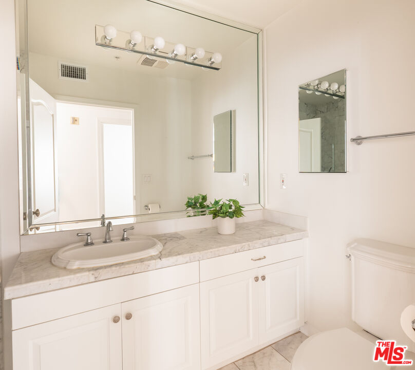 146 S Clark Dr Unit: 101