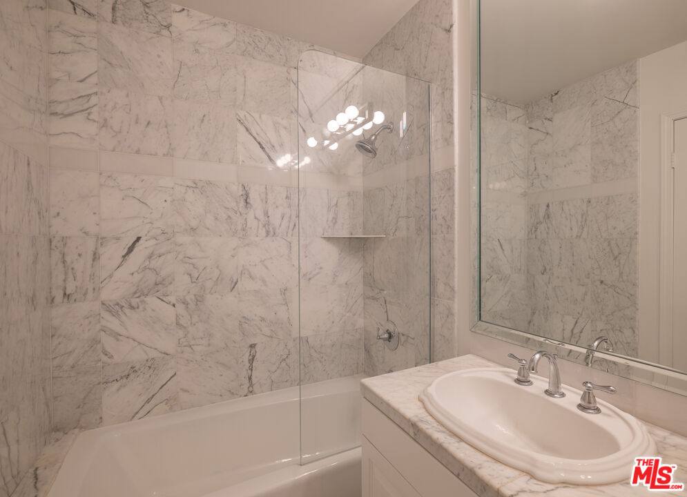 146 S Clark Dr Unit: 101