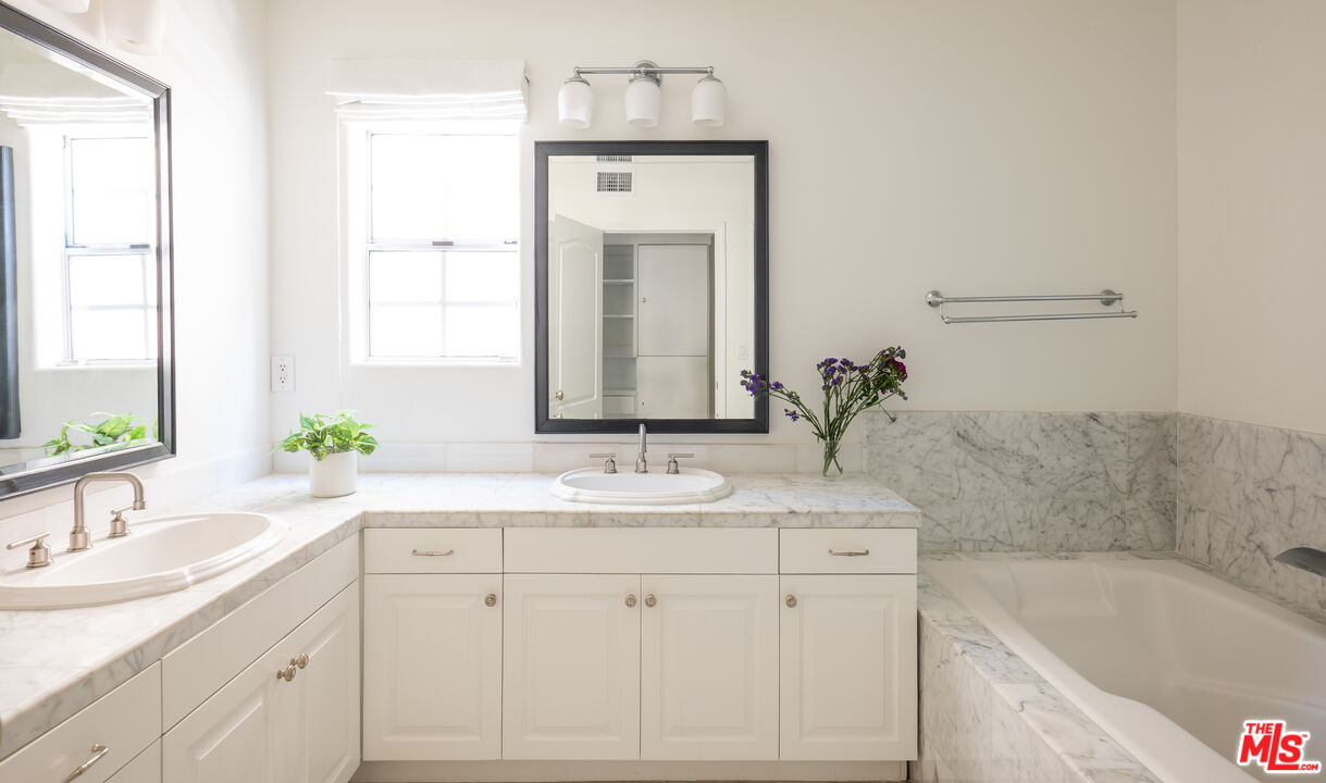 146 S Clark Dr Unit: 101