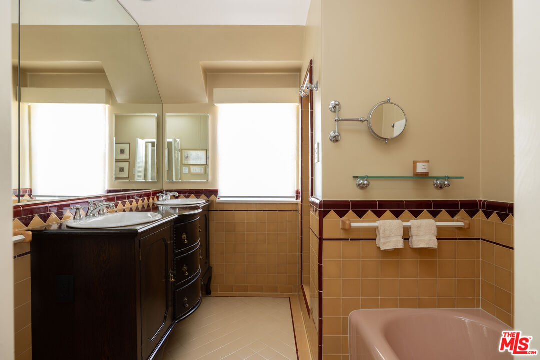 1612 Sunset Plaza Dr