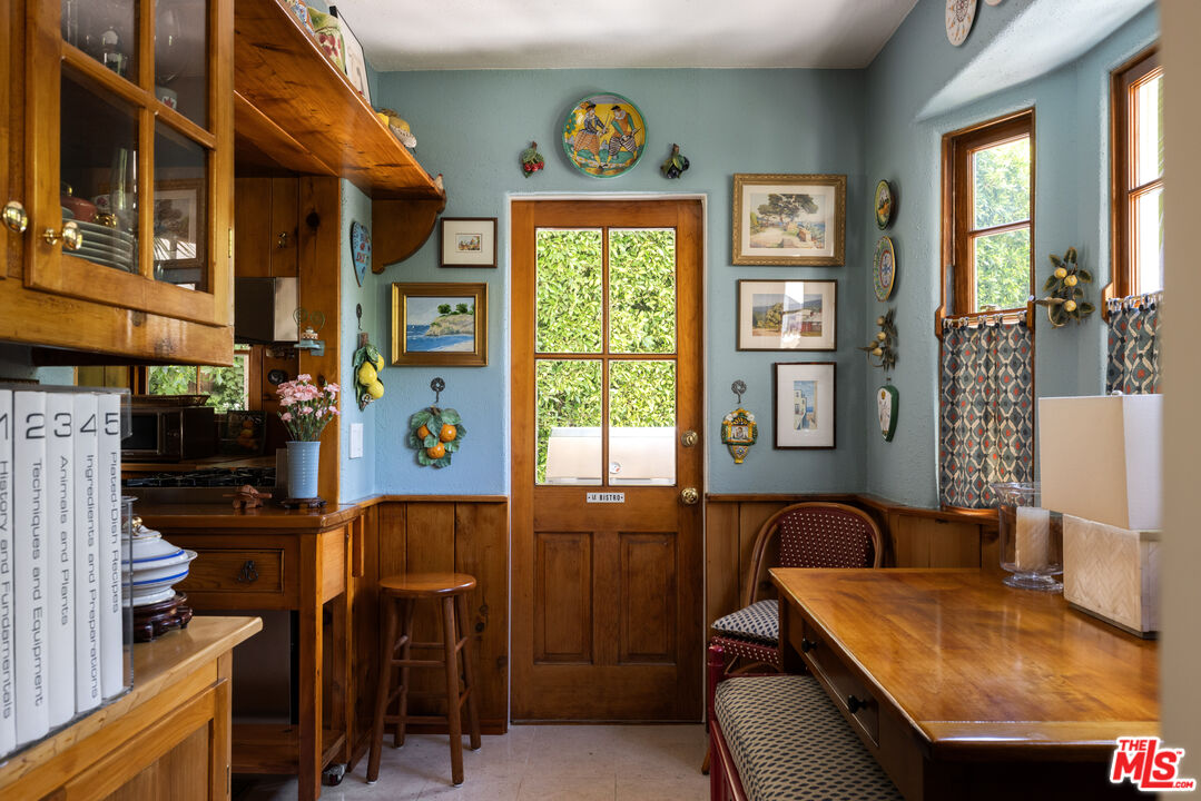 1612 Sunset Plaza Dr