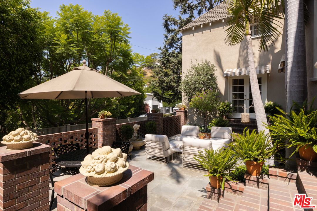 1612 Sunset Plaza Dr