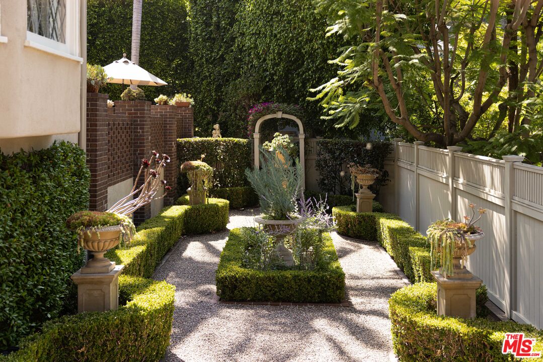 1612 Sunset Plaza Dr