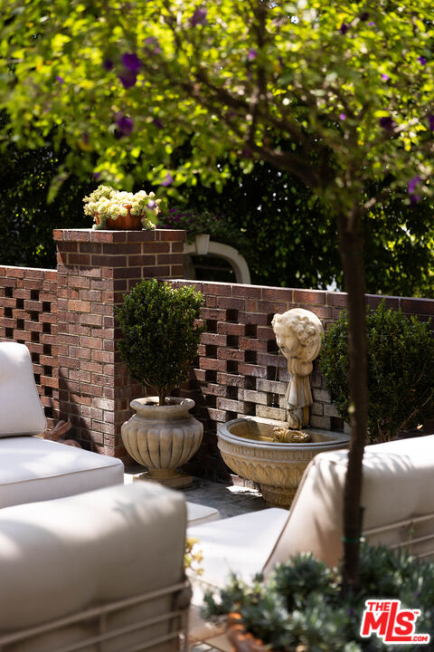 1612 Sunset Plaza Dr