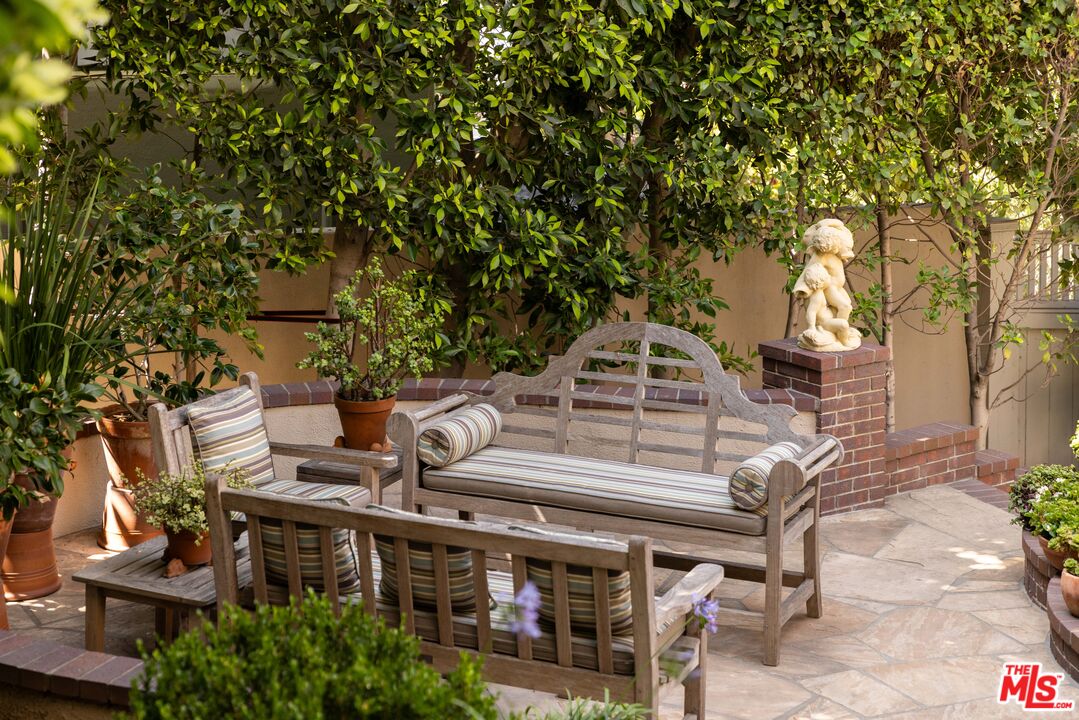 1612 Sunset Plaza Dr