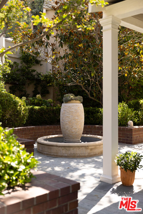 1612 Sunset Plaza Dr