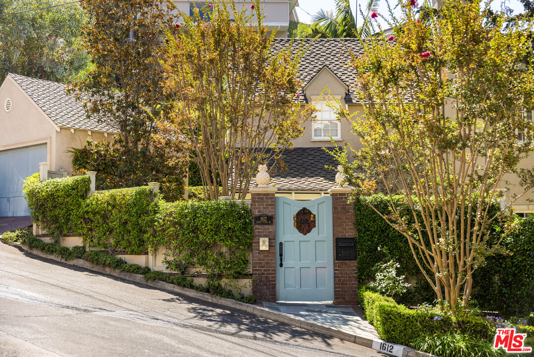 1612 Sunset Plaza Dr