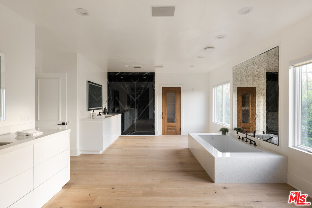 4322 Hayvenhurst Ave