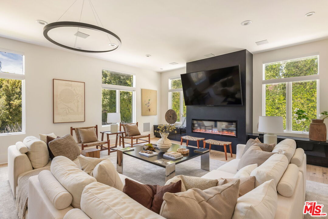 4322 Hayvenhurst Ave