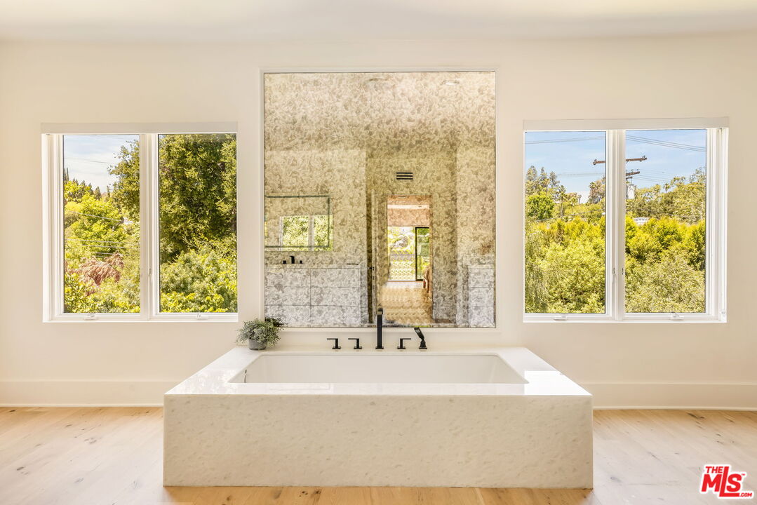 4322 Hayvenhurst Ave