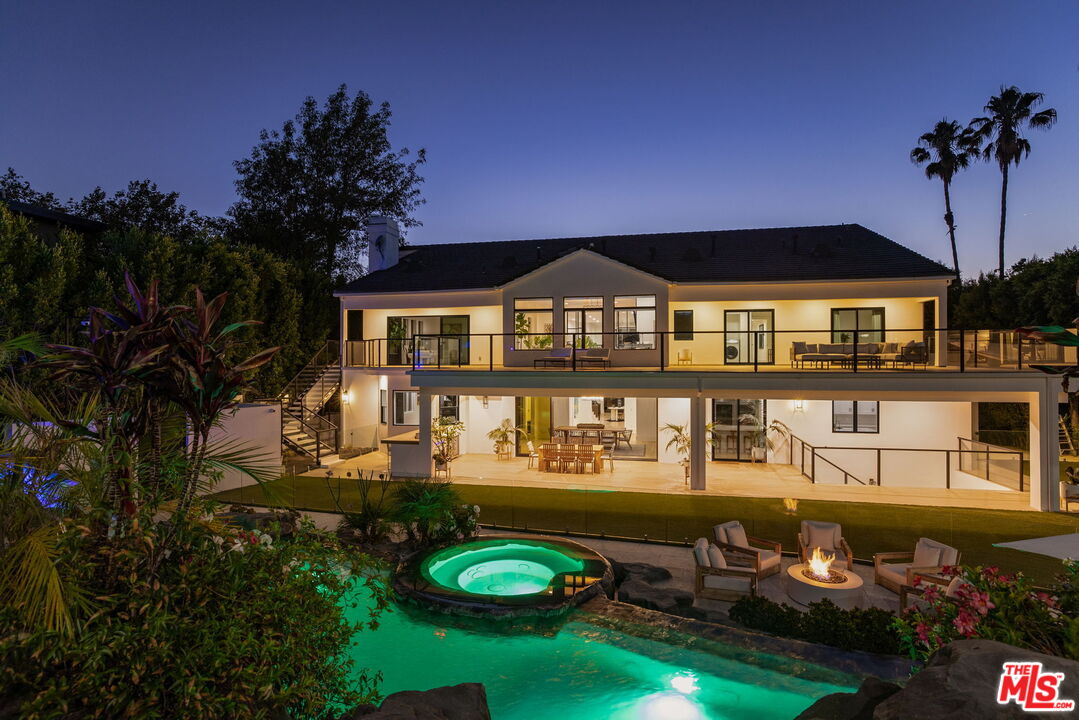 4322 Hayvenhurst Ave