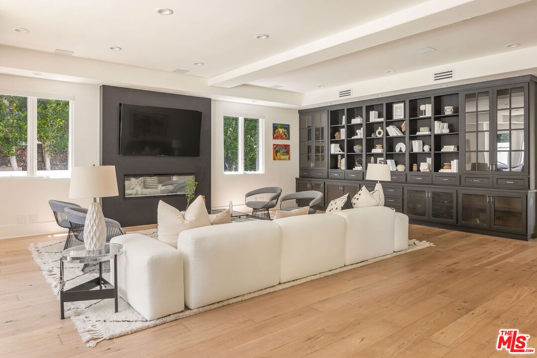 4322 Hayvenhurst Ave