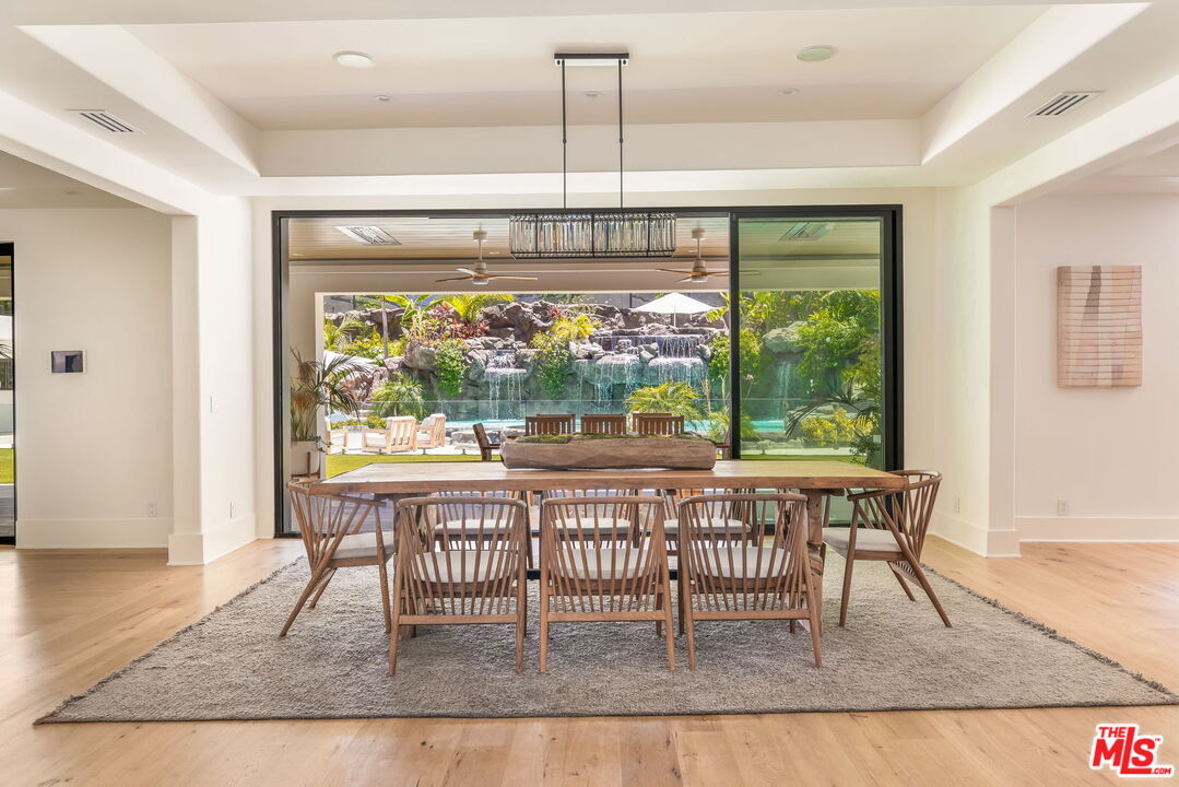 4322 Hayvenhurst Ave