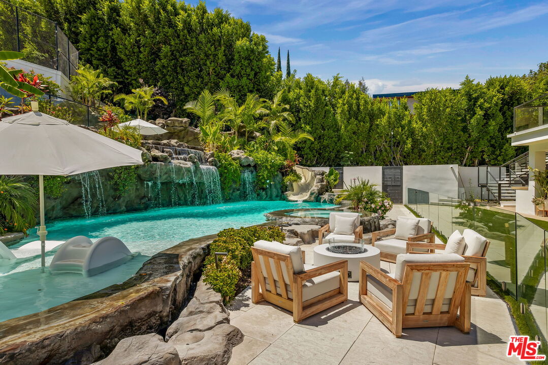 4322 Hayvenhurst Ave