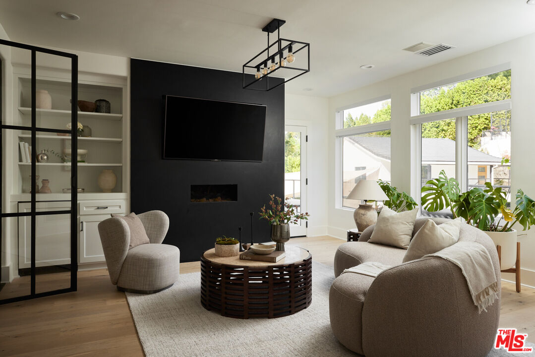 4322 Hayvenhurst Ave