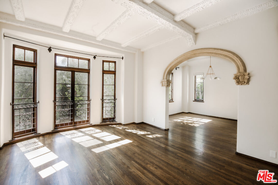 1302 Sweetzer Ave Unit: 302