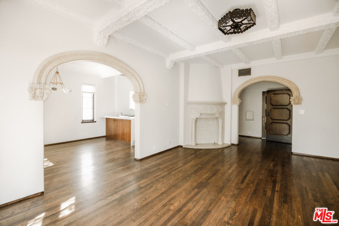 1302 Sweetzer Ave Unit: 302