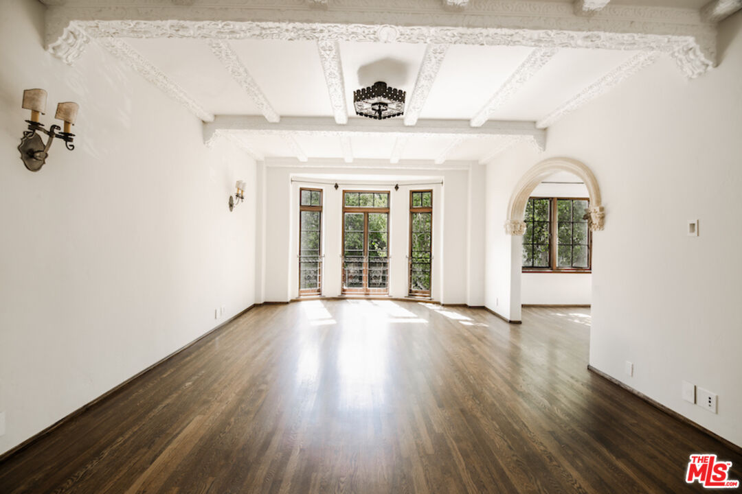 1302 Sweetzer Ave Unit: 302