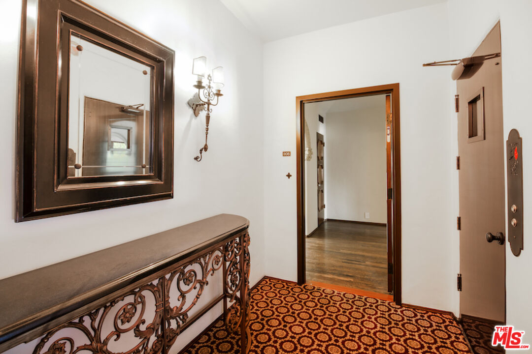 1302 Sweetzer Ave Unit: 302