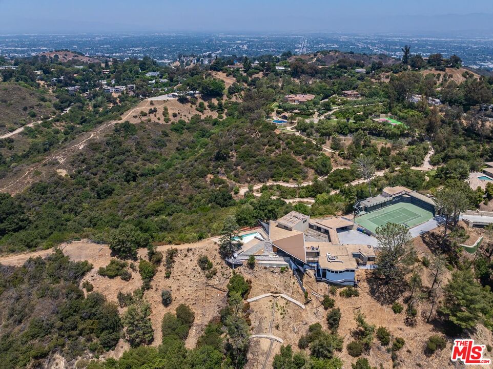 2859 Coldwater Canyon Dr