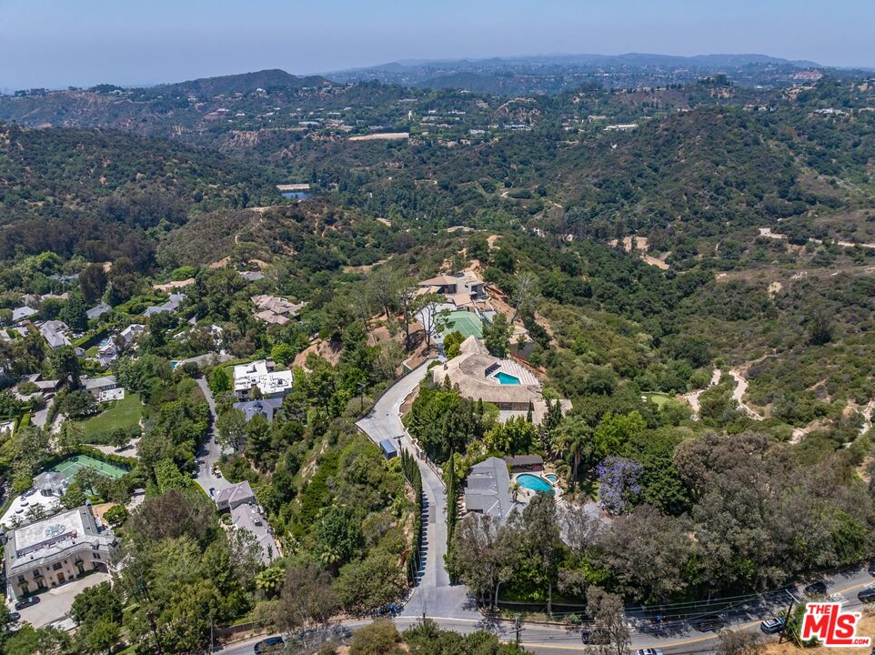 2859 Coldwater Canyon Dr