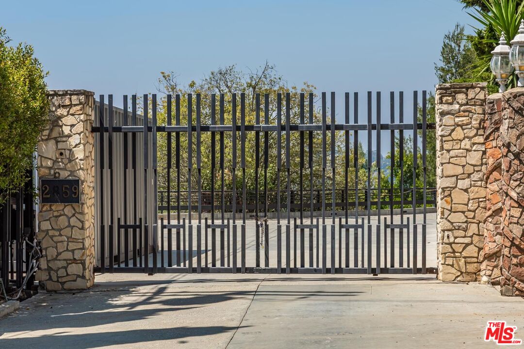 2859 Coldwater Canyon Dr