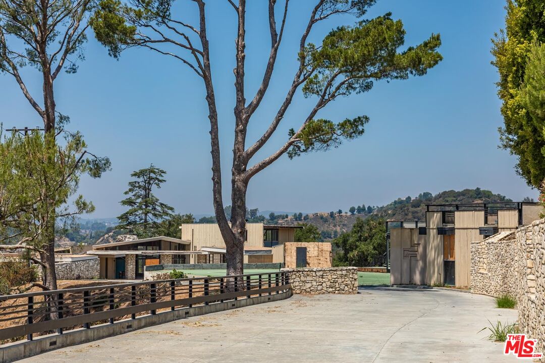 2859 Coldwater Canyon Dr