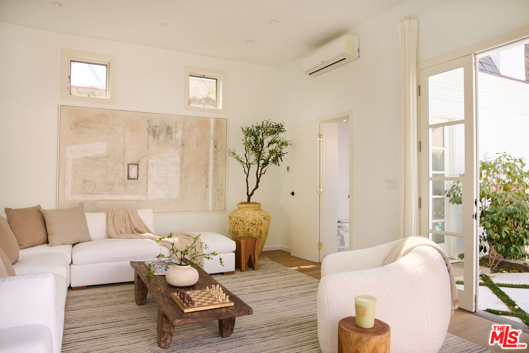 6206 Lindenhurst Ave