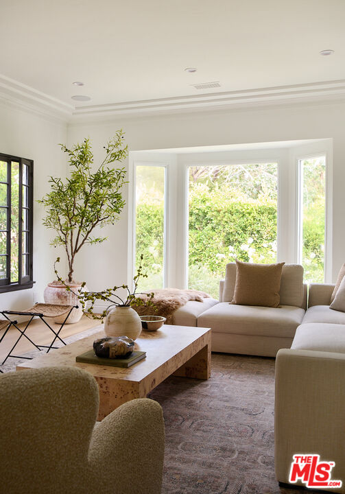 6206 Lindenhurst Ave