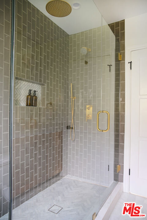 6206 Lindenhurst Ave