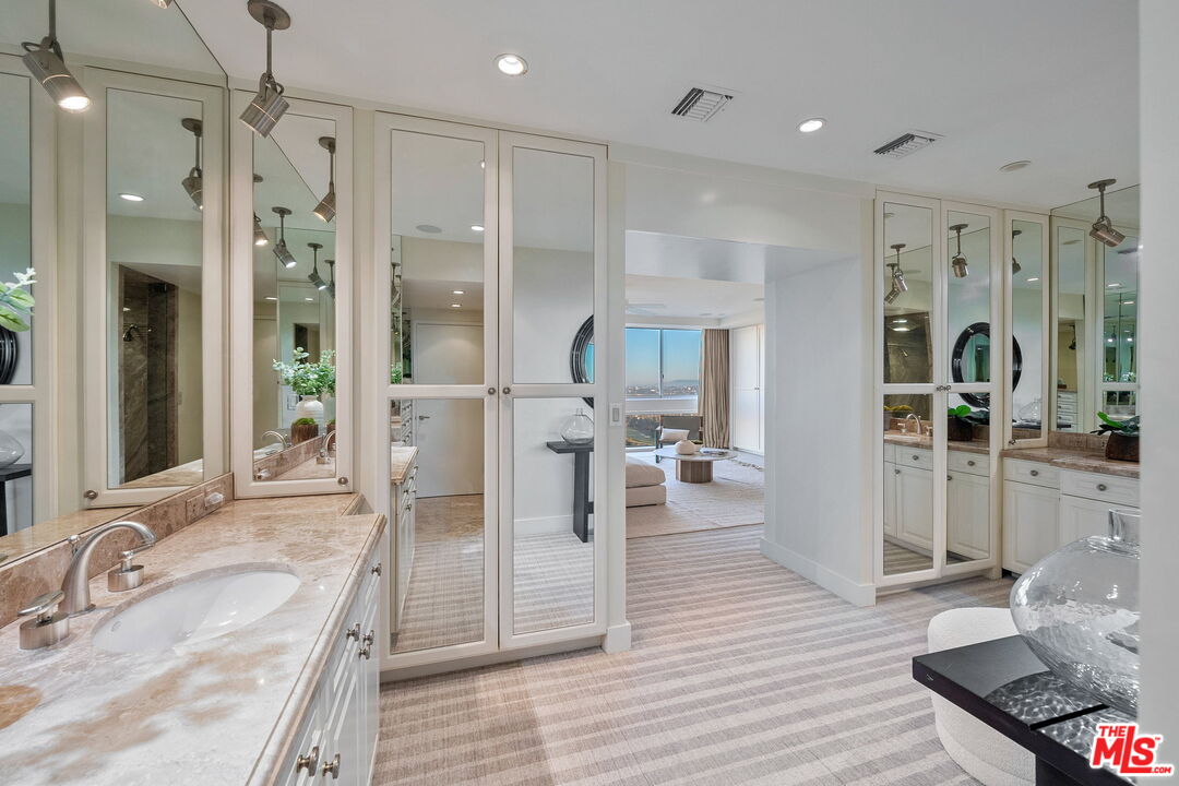 2220 Avenue Of The Stars Unit: 2205