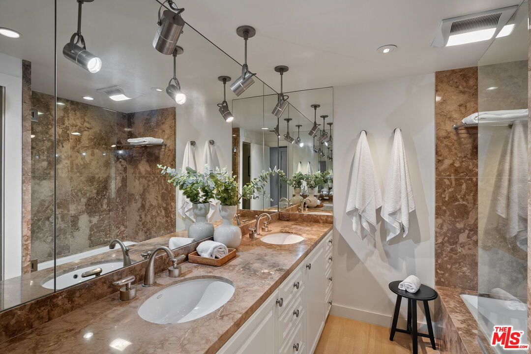 2220 Avenue Of The Stars Unit: 2205