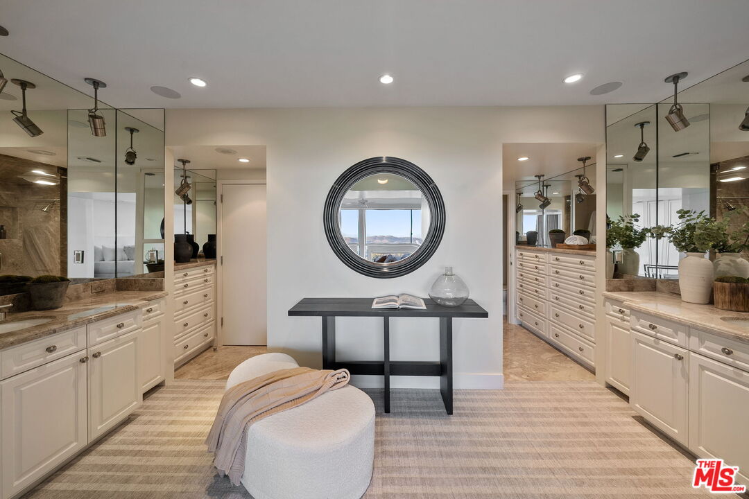 2220 Avenue Of The Stars Unit: 2205