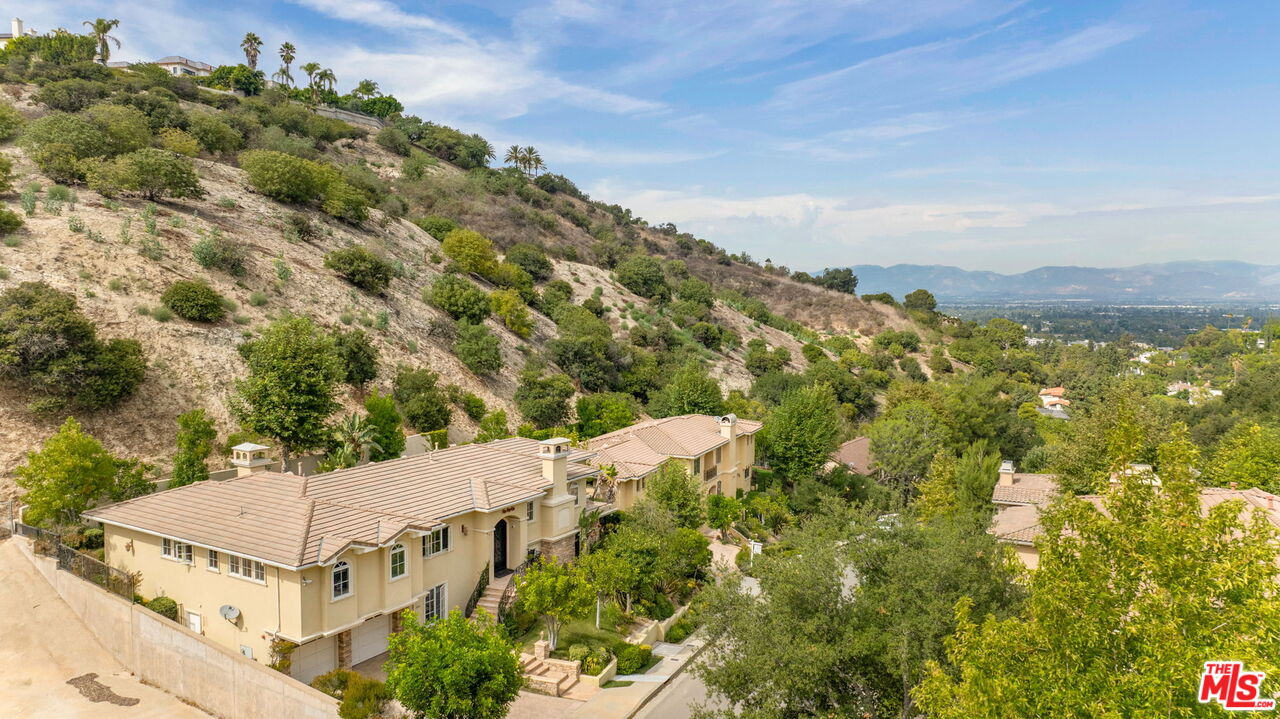 3691 Benedict Canyon Ln