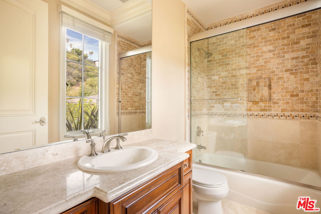 3691 Benedict Canyon Ln