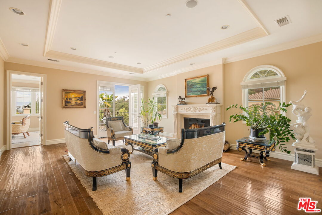 3691 Benedict Canyon Ln