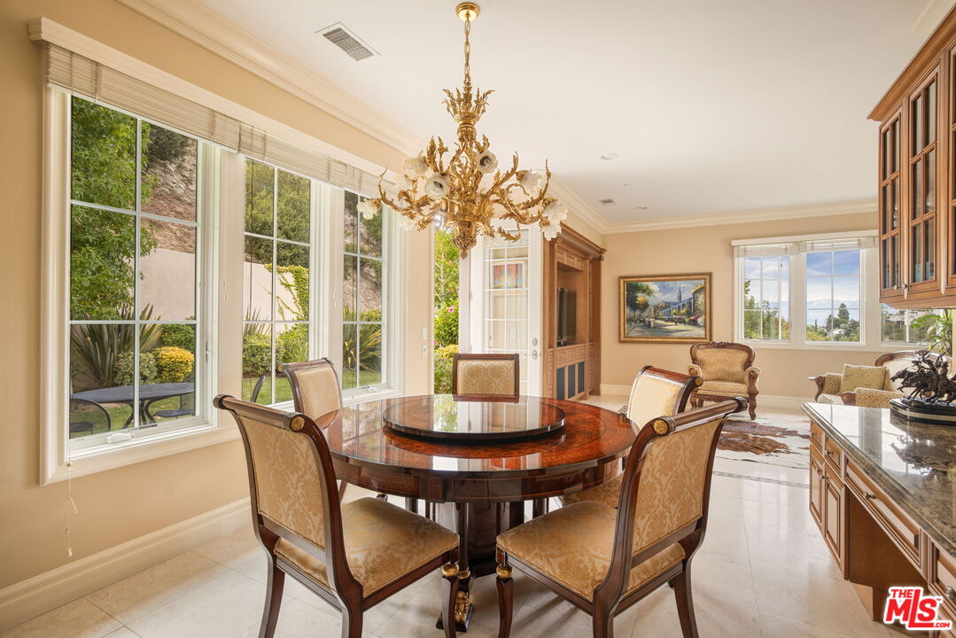 3691 Benedict Canyon Ln