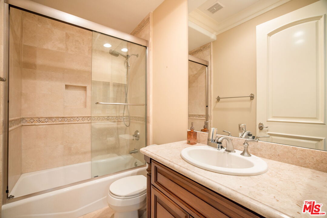 3691 Benedict Canyon Ln