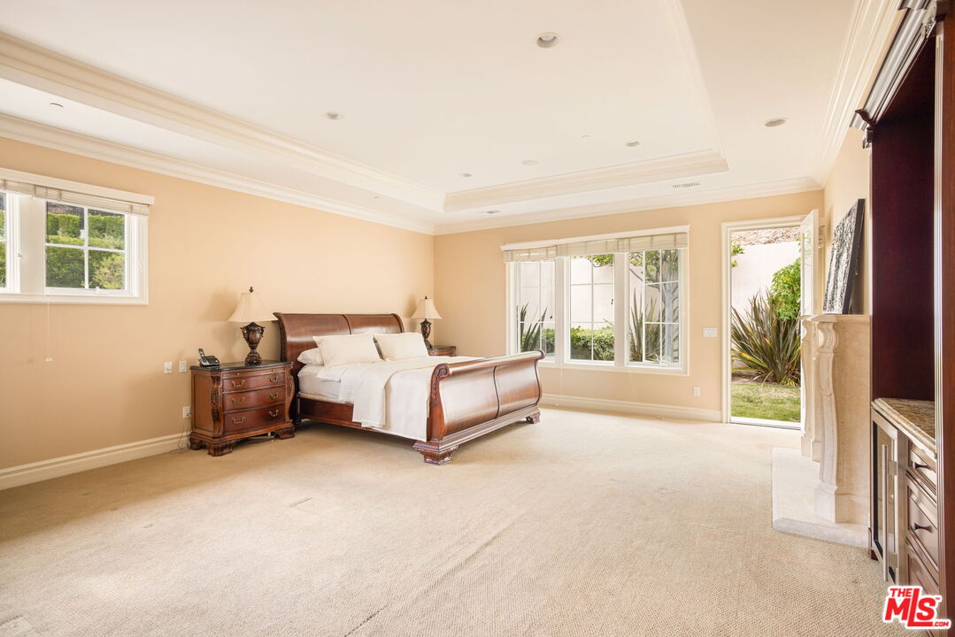 3691 Benedict Canyon Ln