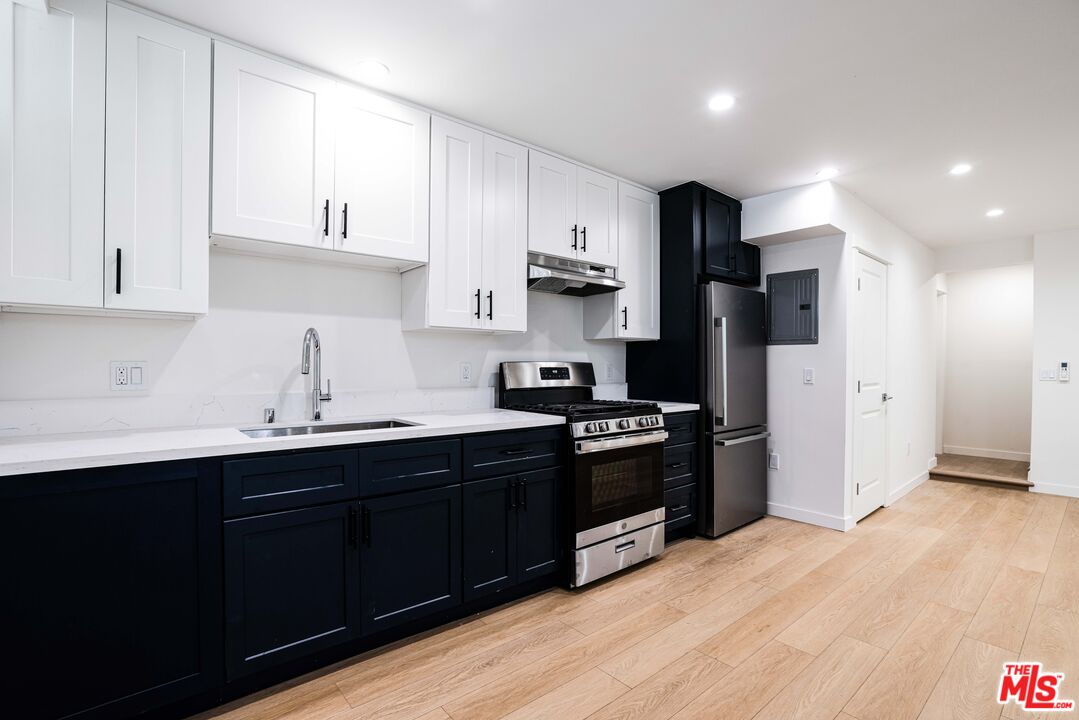 527 S Barrington Ave Unit: 16