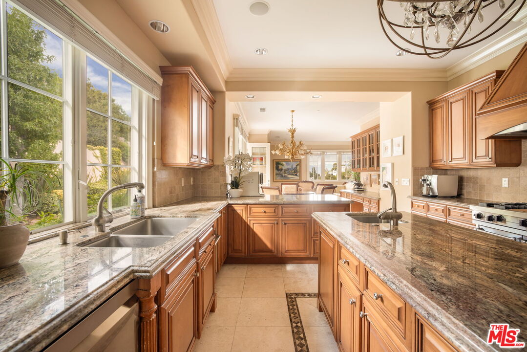 3691 Benedict Canyon Ln