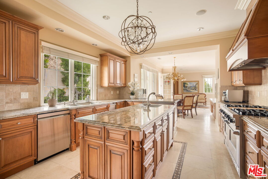 3691 Benedict Canyon Ln