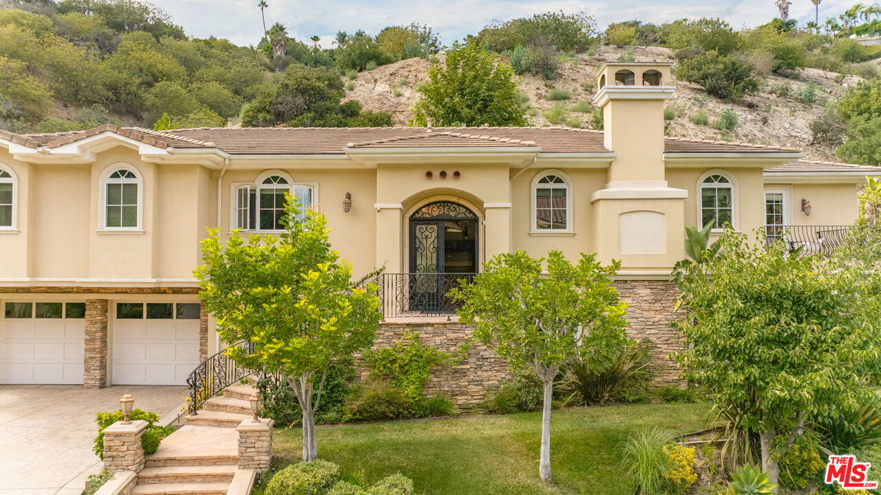 3691 Benedict Canyon Ln