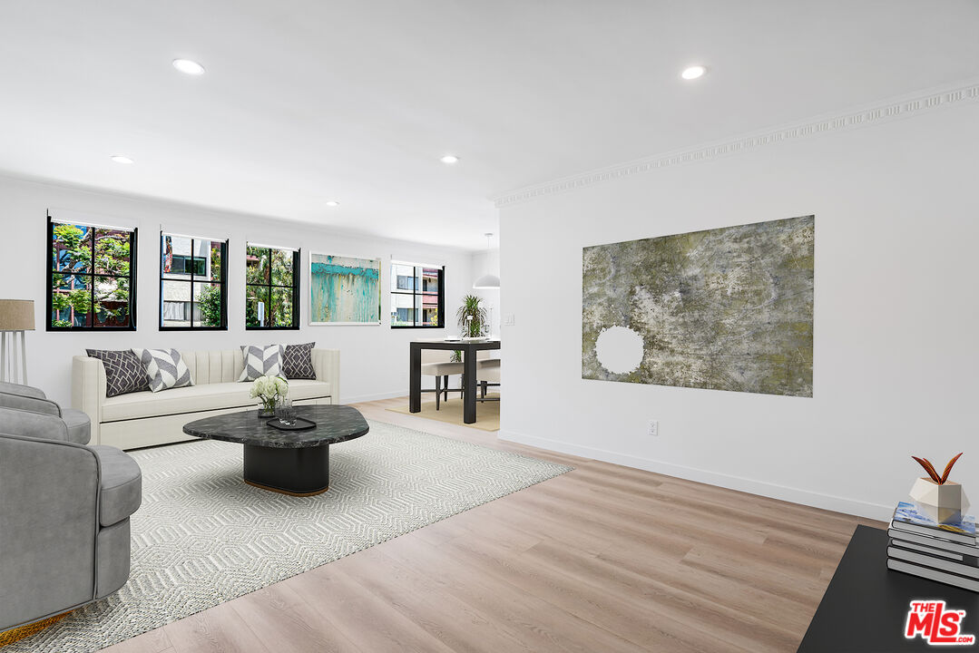 527 S Barrington Ave Unit: 3