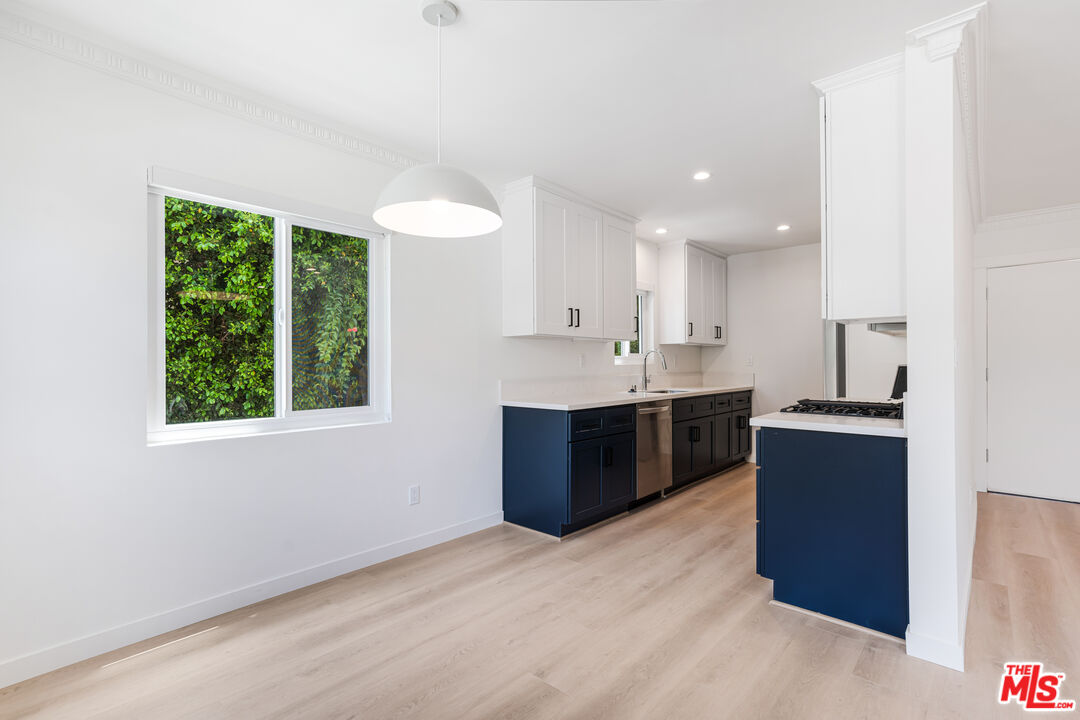 527 S Barrington Ave Unit: 3