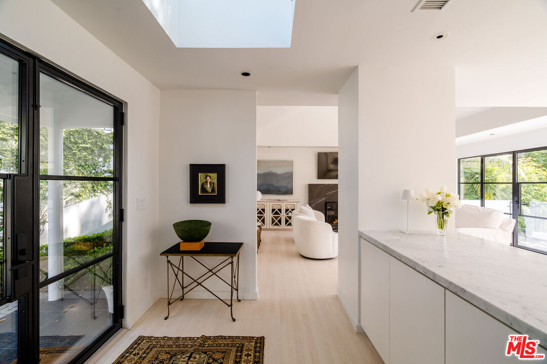 1558 Sunset Plaza Dr