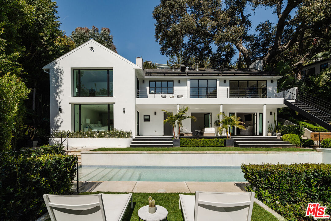 1558 Sunset Plaza Dr