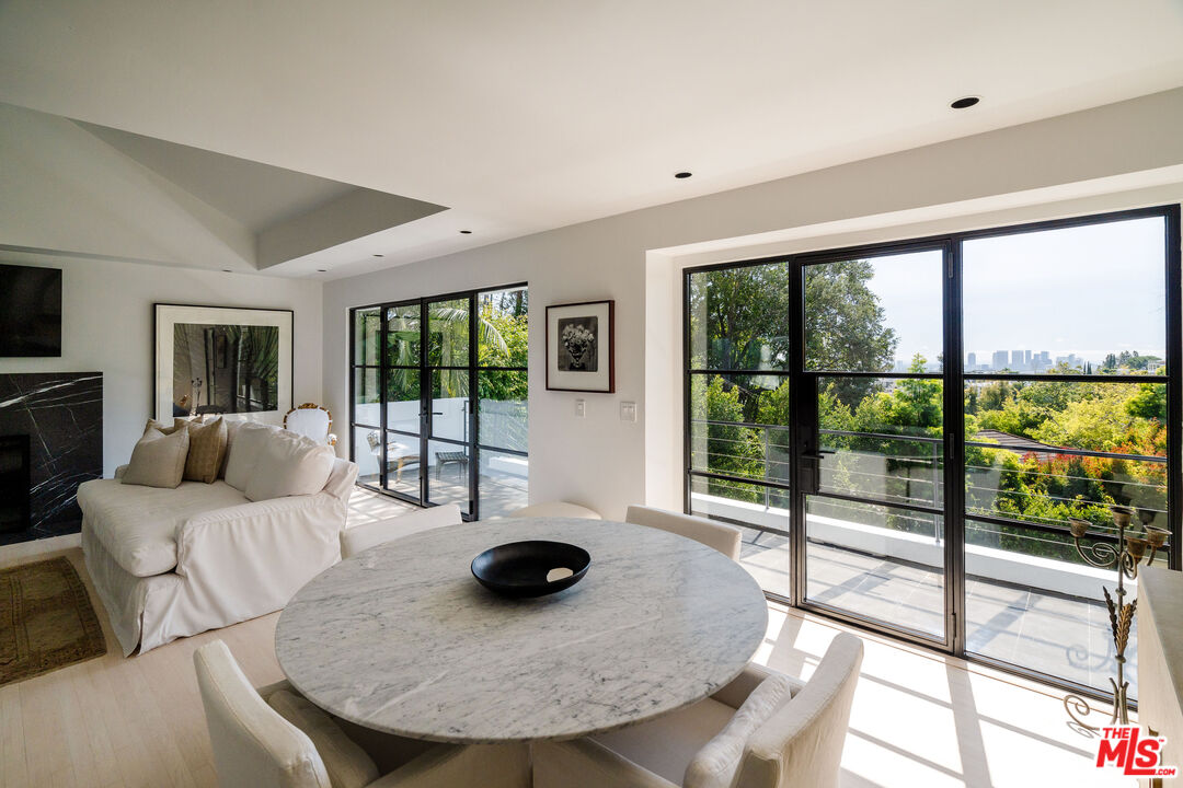 1558 Sunset Plaza Dr