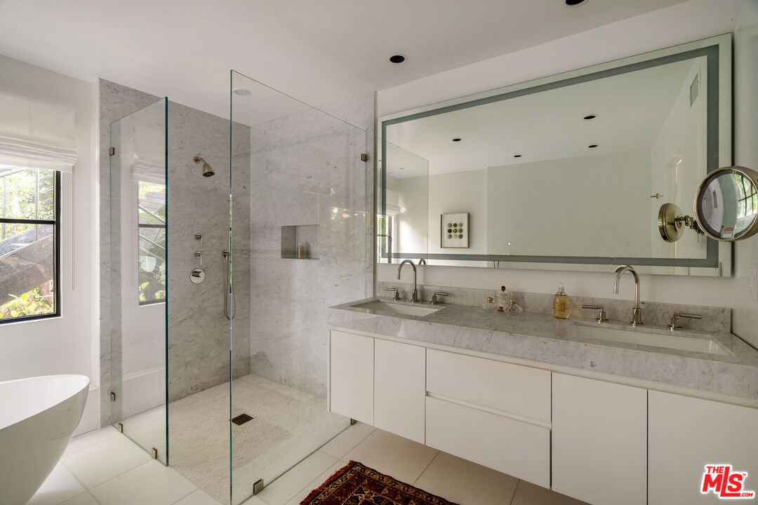 1558 Sunset Plaza Dr